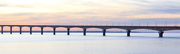 soleil couchant sur le pont de l'ile de re